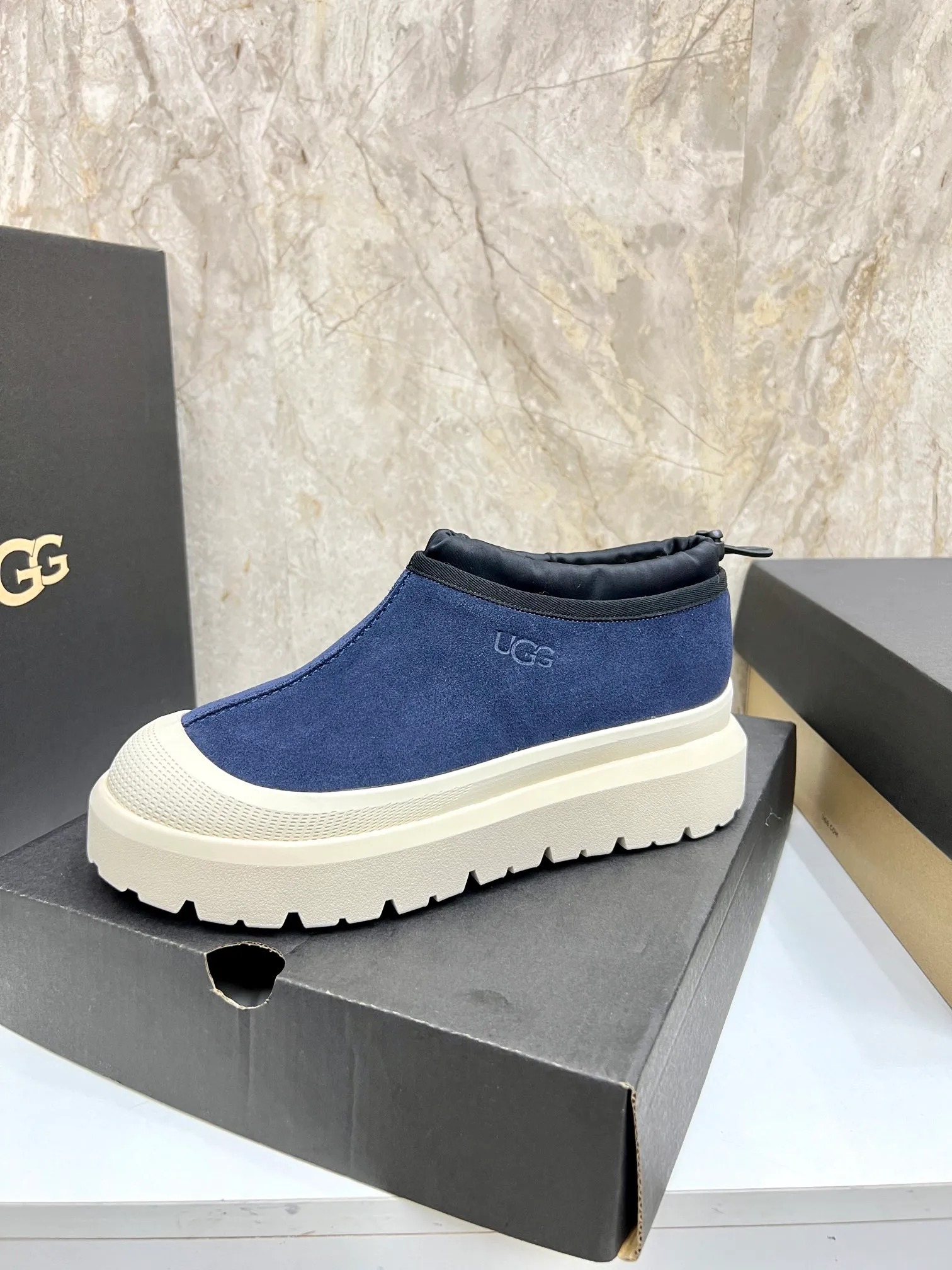 Men's men's shoes💰: 💰540💰Couple model👫 UGG Tasman Weather Hybrid one-second snow boots👢 Wang Yibo's same 👏 classic Tasman shoe is designed with environmentally friendly waterproof and snowproof material, which is both fashionable and functional. At the same time, it is paired with the new UGG Keen furry color-blocked jacket. Bright orange and maroon collide to create a new light outdoor style and open up a new travel experience in early autumn! Using the best materials, the 17mm fur-integrated surface is warmer and more breathable, and the outsole is upgraded to a lightweight and wear-resistant light wing technology outsole! Size: Women’s size 35-40 / Men’s size 38–44 (45 customized) Official website color